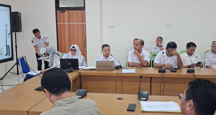Dikrektur RSUD Toto Kabila dr. Ronal Ibrahim, saat memaparkan perubahan APBD Bone Bolango Tahun Anggaran 2025, Rabu, (23/7) di ruang rapat DPRD Bone Bolango 