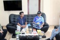 Bupati Bone Bolango, Ismet Mile saat menerima audiens Tim Monitoring Hiu Paus Botubarani, Sukirman Tilahunga, di Ruang Kerja Bupati, Kamis (3/7/2025). (F.Yudi)