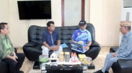 Bupati Bone Bolango, Ismet Mile saat menerima audiens Tim Monitoring Hiu Paus Botubarani, Sukirman Tilahunga, di Ruang Kerja Bupati, Kamis (3/7/2025). (F.Yudi)