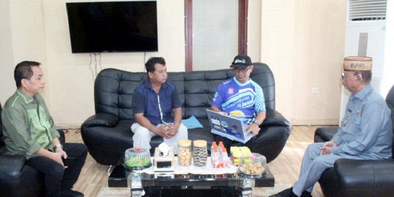 Bupati Bone Bolango, Ismet Mile saat menerima audiens Tim Monitoring Hiu Paus Botubarani, Sukirman Tilahunga, di Ruang Kerja Bupati, Kamis (3/7/2025). (F.Yudi)