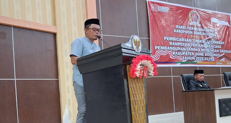 Juru bicara Fraksi Nasdem DPRD Bone Bolango, Imran Mahmud saat menyampaikan pandangan umum Fraksi Nasdem pada Paripurna DPRD Pembahasan Tingkat I terhadap Ranperda RPJMD Bone Bolango Tahun 2024 – 2029, di Aula Paripurna DPRD Bone Bolango, Jum’at (25/7). 