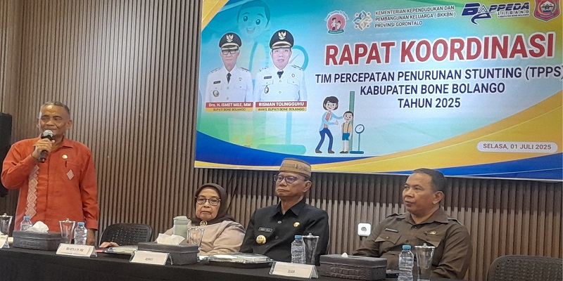 Sambutan Kepala Dinas Sosial P3APPKB Kabupaten Bone Bolango, Udin Kuku dalam agenda Rapat Koordinasi (Rakor) Team Percepatan Penurunan Stunting (TPPS) Bone Bolango Tahun 2025 yang dilaksanakan pada Selasa (1/7/2025), di Naffil Resto dan Café.