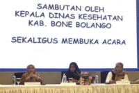 Kadinkes Bone Bolango, dr. Meyrin Kadir didampingi Ketua FKKS Bone Bolango, Rakhmatiyah Deu, dan Sekretaris FKKS Provinsi Gorontalo, Nirmala Sahi, saat membuka secara resmi Rapat Koordinasi Percepatan Desa ODF tingkat Kabupaten Bone Bolango tahun 2025, di Hotel Yulia Kota Gorontalo, Senin (07/07/2025). (F.AKP/FKKS)