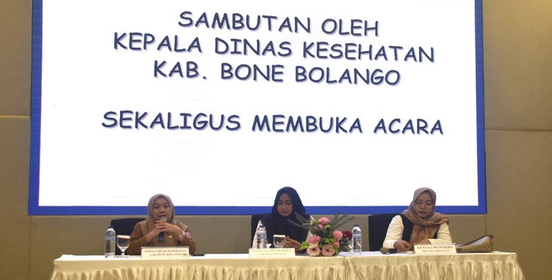 Kadinkes Bone Bolango, dr. Meyrin Kadir didampingi Ketua FKKS Bone Bolango, Rakhmatiyah Deu, dan Sekretaris FKKS Provinsi Gorontalo, Nirmala Sahi, saat membuka secara resmi Rapat Koordinasi Percepatan Desa ODF tingkat Kabupaten Bone Bolango tahun 2025, di Hotel Yulia Kota Gorontalo, Senin (07/07/2025). (F.AKP/FKKS)