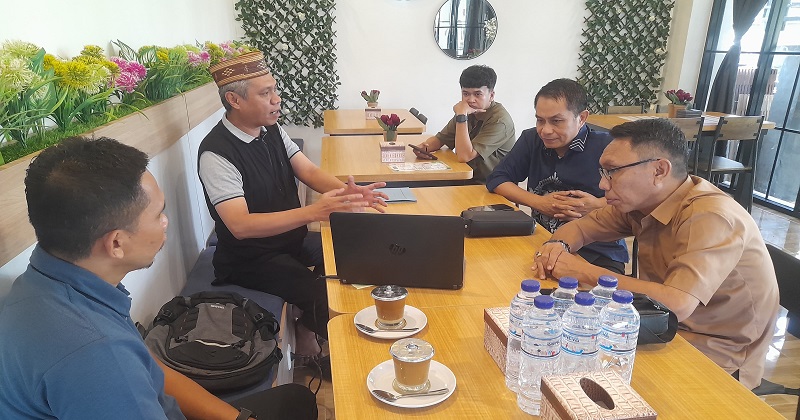 Audiensi Koperasi GASS dan Team Kerja Bupati Bone Bolango, Naffil Café dan Resto, Desa Moutong Kecamatan Tilongkabila, Kamis (10/7).