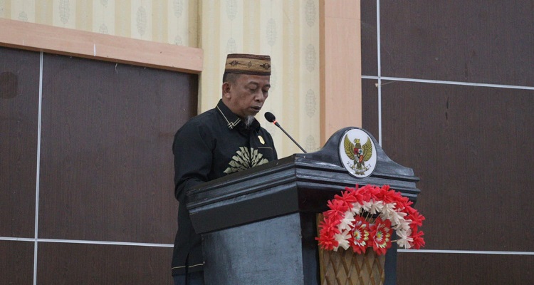 Sekretaris Fraksi Partai Golkar DPRD Bone Bolango, H. Mutawasir, S.Ag, saat menyampaikan pandangan akhir fraksi pada Paripurna DPRD Bone Bolango dalam rangka pembicaraan tingkat II terhadap Ranperda Perubahan APBD Bone Bolango TA 2025, Jum’at (25/7).