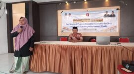 Camat Tilongkabila Kabupaten Bone Bolango, Imran Gaib saat membuka Bimbingan Teknis (Bimtek) OSS (Online Single Submission) untuk aparatur desa, bertempat di aula PKBM Desa Bongoime Kecamatan Tilongkabila, Jumat (11/7).