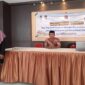 Camat Tilongkabila Kabupaten Bone Bolango, Imran Gaib saat membuka Bimbingan Teknis (Bimtek) OSS (Online Single Submission) untuk aparatur desa, bertempat di aula PKBM Desa Bongoime Kecamatan Tilongkabila, Jumat (11/7).