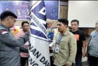 Mahmud Marhaba menyerahkan Pataka PJS kepada Ketua DPD PJS Sulteng Muhammad Sofyan, Minggu (13/07/2025).