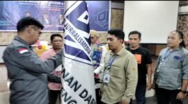Mahmud Marhaba menyerahkan Pataka PJS kepada Ketua DPD PJS Sulteng Muhammad Sofyan, Minggu (13/07/2025).