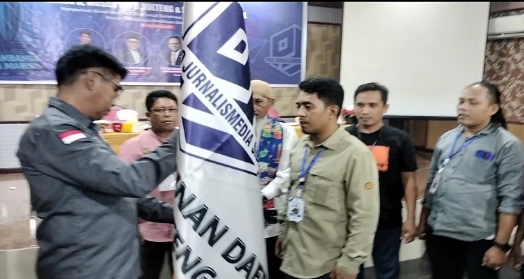 Mahmud Marhaba menyerahkan Pataka PJS kepada Ketua DPD PJS Sulteng Muhammad Sofyan, Minggu (13/07/2025).
