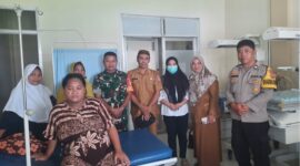 Camat Tilongkabila, Imran Gaib bersama Forkopimcam usai memberikan bantuan persalinan di RSUD Toto Kabila kepada seorang warga yang berdomisili di Desa Butu Kecamatan Tilongkabila, Selasa (8/7).