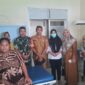 Camat Tilongkabila, Imran Gaib bersama Forkopimcam usai memberikan bantuan persalinan di RSUD Toto Kabila kepada seorang warga yang berdomisili di Desa Butu Kecamatan Tilongkabila, Selasa (8/7).