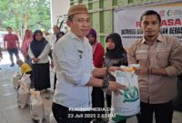 Penyerahan secara simbolis Cadangan Beras Pemerintah (CBP) untuk Bulan Juni-Juli 2025 kepada Keluarga Penerima Manfaat (KPM) oleh Camat Pinogu, Ayis Palangi, S.Kom