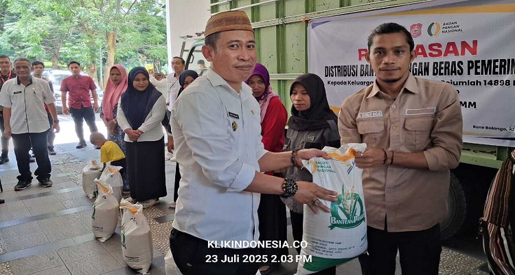 Penyerahan secara simbolis Cadangan Beras Pemerintah (CBP) untuk Bulan Juni-Juli 2025 kepada Keluarga Penerima Manfaat (KPM) oleh Camat Pinogu, Ayis Palangi, S.Kom