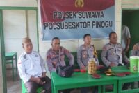 Kepala Desa Pinogu Ismet Nadjamuddin saat berbincang dengan Kapolres Bone Bolango, Akbp. Supriantoro, S.H, S.I.K, dalam rangka rencana pembangunan kantor Polsek Pinogu.