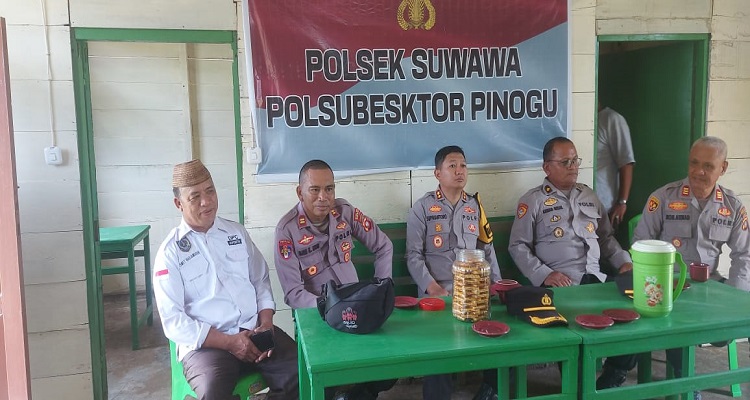 Kepala Desa Pinogu Ismet Nadjamuddin saat berbincang dengan Kapolres Bone Bolango, Akbp. Supriantoro, S.H, S.I.K, dalam rangka rencana pembangunan kantor Polsek Pinogu.