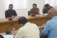 Aleg PKS Bone Bolango, Rizki Huntoyungo saat memberikan masukan pada pelaksanaan RDP Komisi III DPRD Bone Bolango bersama PDAM dan OPD terkait, Senin (7/7).