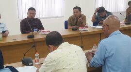 Aleg PKS Bone Bolango, Rizki Huntoyungo saat memberikan masukan pada pelaksanaan RDP Komisi III DPRD Bone Bolango bersama PDAM dan OPD terkait, Senin (7/7).