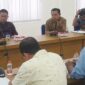 Aleg PKS Bone Bolango, Rizki Huntoyungo saat memberikan masukan pada pelaksanaan RDP Komisi III DPRD Bone Bolango bersama PDAM dan OPD terkait, Senin (7/7).