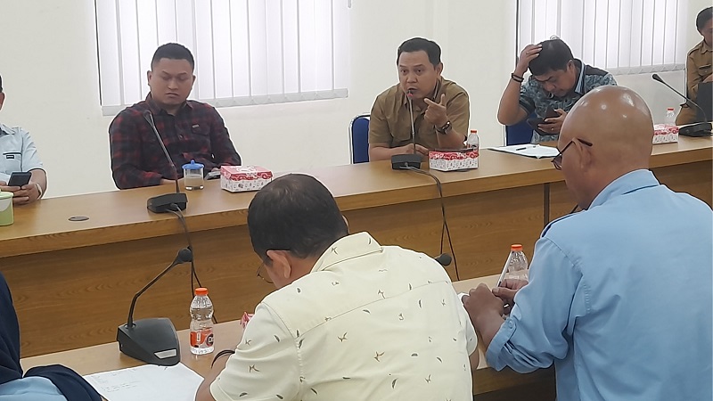 Aleg PKS Bone Bolango, Rizki Huntoyungo saat memberikan masukan pada pelaksanaan RDP Komisi III DPRD Bone Bolango bersama PDAM dan OPD terkait, Senin (7/7).