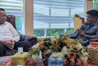 Ketum DPP PJS Mahmud Marhaba saat memberikan penjelasan rencana UKW Akbar Intim ke Gubernur Gorontalo, Gusnar Ismail, Rabu (23/07/2025) di ruang kerja Gubenur Gorontalo.