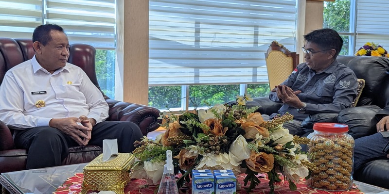 Ketum DPP PJS Mahmud Marhaba saat memberikan penjelasan rencana UKW Akbar Intim ke Gubernur Gorontalo, Gusnar Ismail, Rabu (23/07/2025) di ruang kerja Gubenur Gorontalo.