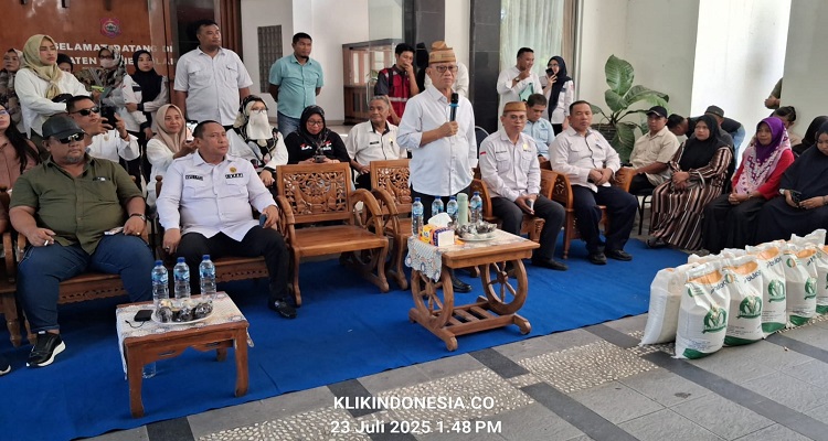 Bupati Bone Bolango Drs. H. Ismet Mile, MM, saat memberikan sambutan pada penyaluran Cadangan Beras Pemerintah (CBP) untuk alokasi bantuan pangan Juni - Juli 2025, di halaman kantor Bupati, Rabu, (23/7).