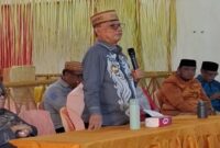 Bupati Bone Bolango Drs. H. Ismet Mile, MM, saat memberikan arahan dan pembinaan terhadap aparat desa, BPD, Camat dan ASN se – Kecamatan Bulango Timur, usai diterima secara adat “Mopotilolo” di wilayah itu, Senin (21/7).
