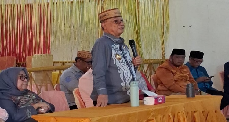 Bupati Bone Bolango Drs. H. Ismet Mile, MM, saat memberikan arahan dan pembinaan terhadap aparat desa, BPD, Camat dan ASN se – Kecamatan Bulango Timur, usai diterima secara adat “Mopotilolo” di wilayah itu, Senin (21/7).