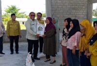 Kepala Dinas Ketahanan Pangan dan Pertanian Kabupaten Bone Bolango Yusbar Ismail Menyerahkan secara simbolis Cadangan Beras Pemerintah (CBP) untuk Bulan Juni-Juli 2025 kepada Keluarga Penerima Manfaat (KPM) di Desa Tunggulo Kecamatan Tilongkabila, Kamis (24/7). 