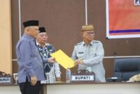 saat menyerahkan laporan pandangan akhir Fraksi Golkar.