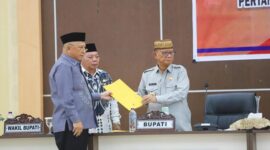 saat menyerahkan laporan pandangan akhir Fraksi Golkar.