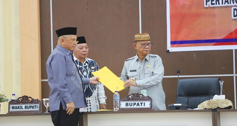 saat menyerahkan laporan pandangan akhir Fraksi Golkar.