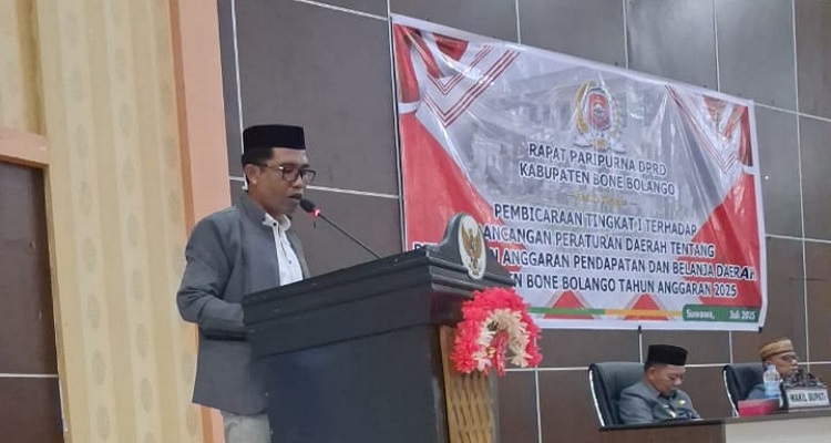 Ketua Fraksi Amanat Keadilan DPRD Bone Bolango, Suleman Taumbe saat menyampaikan pandangan umum fraksi