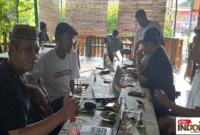 Ketua Koperasi Jasa Global Akses Sejahtera (GASS) Bahrun Usman Ngopi Bareng bersama Tim Kerja Transisi Pemda Gorut dan Kepala Bappeda Gorut, bertempat di KopiLimantan Kota Gorontalo, Sabtu (26/7).