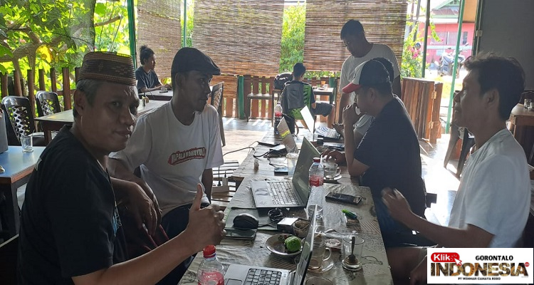 Ketua Koperasi Jasa Global Akses Sejahtera (GASS) Bahrun Usman Ngopi Bareng bersama Tim Kerja Transisi Pemda Gorut dan Kepala Bappeda Gorut, bertempat di KopiLimantan Kota Gorontalo, Sabtu (26/7).