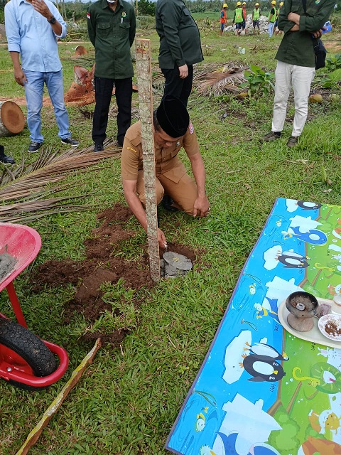 Peletakan batu pertama pembangunan gedung SMA I Tilongkabila oleh Camat Tilongkabila, Imran Gaib, M.Hi
