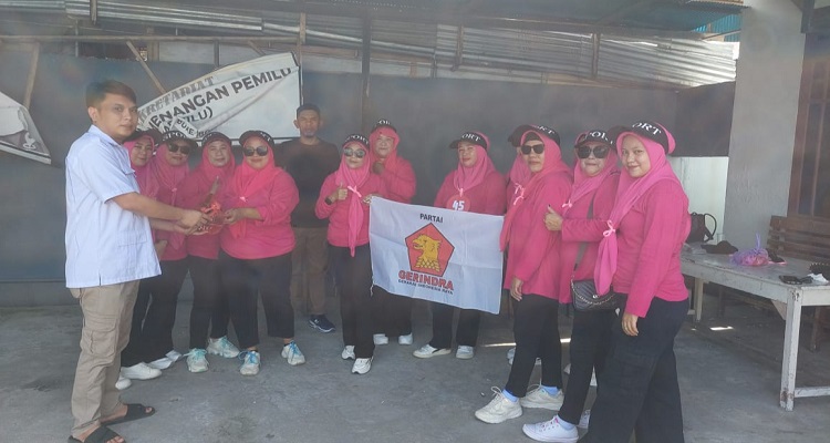 Moh. Fadli Hulukati menyalurkan sejumlah bantuan bagi peserta gerak jalan, Kamis (14/8/2025).