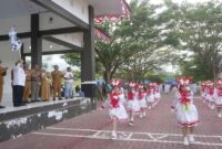 Bupati Bone Bolango Drs. H. Ismet Mile, MM, melepas pesrta lomba gerak jalan siswa-siswi Sekolah Dasar (SD) tingkat Kabupaten Bone Bolango tahun 2025, yang dipusatkan di Kawasan Alun-Alun Bone Bolango, Selasa (12/8/2025).