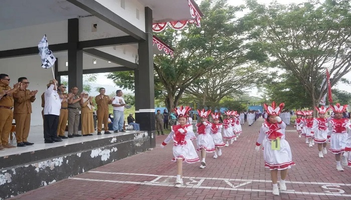 Bupati Bone Bolango Drs. H. Ismet Mile, MM, melepas pesrta lomba gerak jalan siswa-siswi Sekolah Dasar (SD) tingkat Kabupaten Bone Bolango tahun 2025, yang dipusatkan di Kawasan Alun-Alun Bone Bolango, Selasa (12/8/2025).