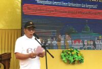 Wakil Bupati Bone Bolango Risman Tolingguhu saat menyampaikan sambutan pada puncak acara Milad SMA Negeri 1 Kabila, Jum’at (23/8). (F. Kominfo BonBol)