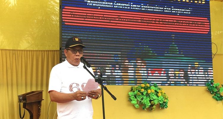 Wakil Bupati Bone Bolango Risman Tolingguhu saat menyampaikan sambutan pada puncak acara Milad SMA Negeri 1 Kabila, Jum’at (23/8). (F. Kominfo BonBol)