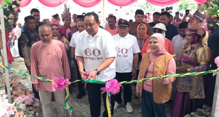 Puncak acara Milad SMA Negeri 1 Kabila turut dihadiri Gubernur Gorontalo, Dr. Gusnar Ismail, Wakil Gubernur Idah Syahidah RH, Wakil Bupati Bone Bolango Risman Tolingguhu dan sejumlah pejabat serta alumni. (F. Kominfo BonBol)