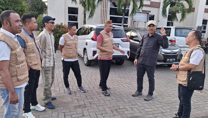 Pertamuan singkat Hamzah Sidik Djibran bersama Pengurus Koperasi GASS usai melaksanakan audiensi bersama Bupati Gorontalo Utara Thariq Modanggu yang juga dihadiri Team Kerja Bupati Gorontalo Utara Siswan Ahudulu