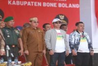 Bupati Ismet Mile didampingi Wabup Risman Tolingguhu, Forkopimda, Ketua TP. PKK Ruwaida Mile, dan Sekda Iwan Mustapa, serta Ketua PGRI Bone Bolango, Andreas Akaseh resmi membuka kegiatan Porsenijar Kabupaten Bone Bolango, di Alun-Alun Bone Bolango, Selasa (19/8/2025). (F.AKP-Tim Redaksi)
