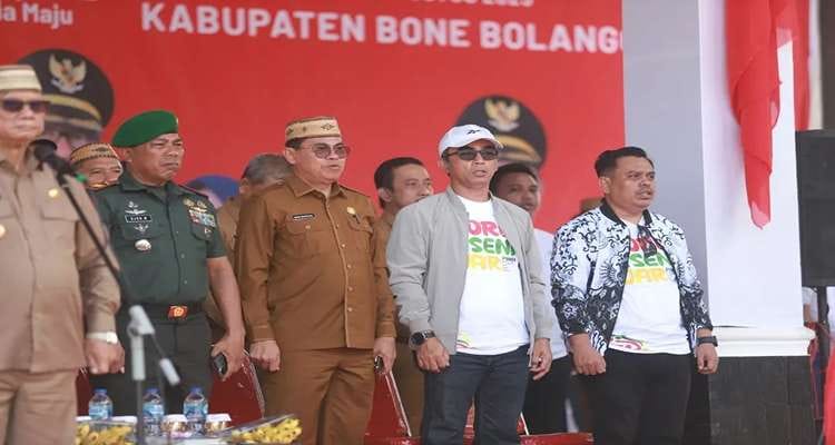 Bupati Ismet Mile didampingi Wabup Risman Tolingguhu, Forkopimda, Ketua TP. PKK Ruwaida Mile, dan Sekda Iwan Mustapa, serta Ketua PGRI Bone Bolango, Andreas Akaseh resmi membuka kegiatan Porsenijar Kabupaten Bone Bolango, di Alun-Alun Bone Bolango, Selasa (19/8/2025). (F.AKP-Tim Redaksi)