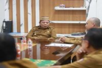 Wakil Bupati Risman Tolingguhu saat menerima audiensi Kepala SMA Negeri 1 Kabila, Yusman Yusuf Ekie dan panitia pelaksana Milad SMA Negeri 1 Kabila, di Ruang Kerja Wakil Bupati, Selasa (19/8/2025). (F.Indra-Tim Redaksi)