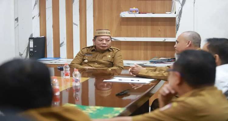 Wakil Bupati Risman Tolingguhu saat menerima audiensi Kepala SMA Negeri 1 Kabila, Yusman Yusuf Ekie dan panitia pelaksana Milad SMA Negeri 1 Kabila, di Ruang Kerja Wakil Bupati, Selasa (19/8/2025). (F.Indra-Tim Redaksi)