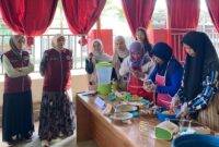 Demonstrasi menu sehat berbahan lokal yang dipandu mahasiswa KKN – PK UNG korabolasi Pemerintah Desa, PKK, Kader Posyandu, dan Dasawisma Desa Pangeya Kabupaten Boalemo.